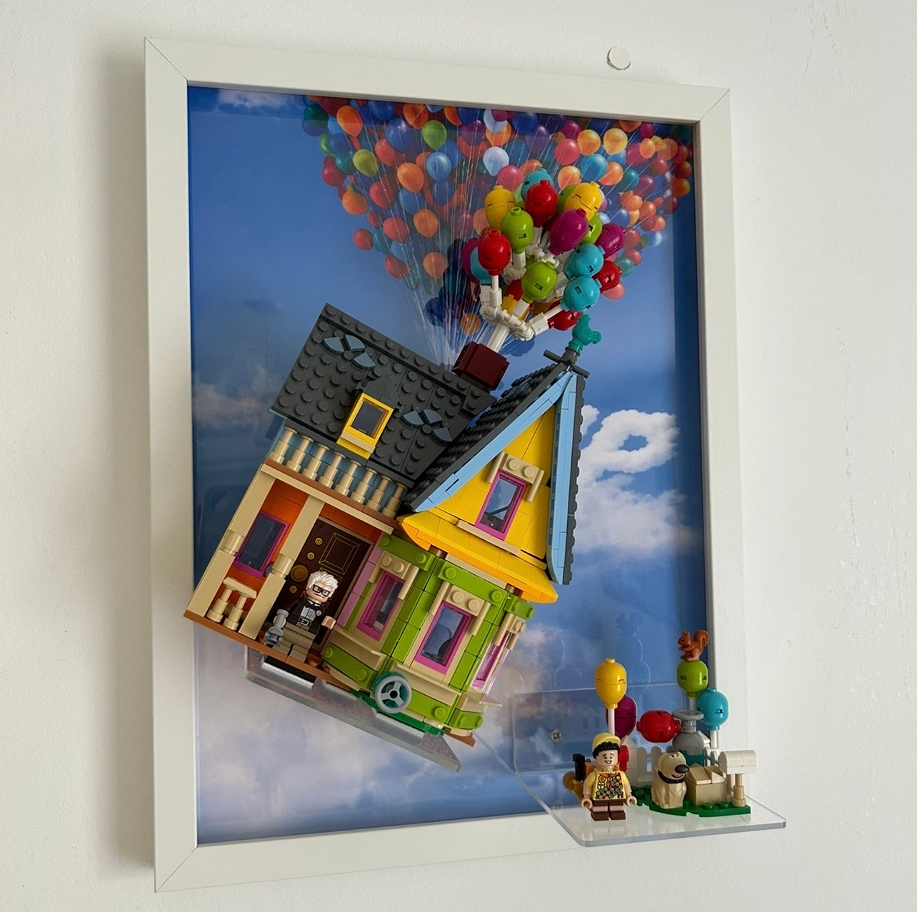 Cadre mural compatible LEGO® Disney Là-Haut (Up) – Décoration 30x40 cm / Noir / Blanc