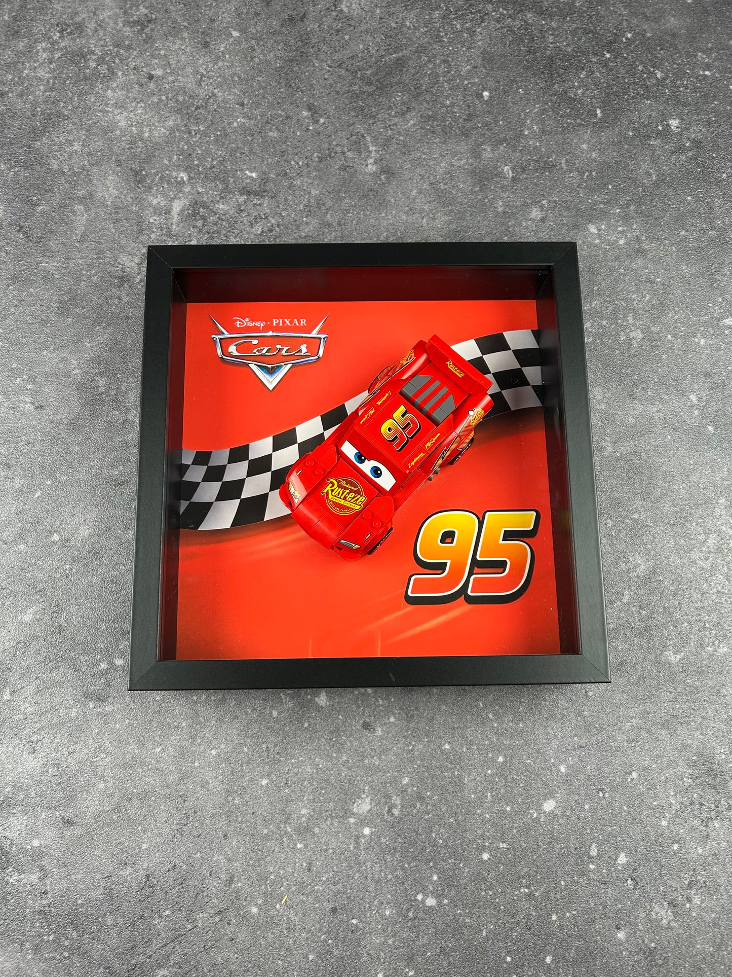 Cadre mural compatible LEGO® Speed Champions Flash McQueen – Idée cadeau fan Cars